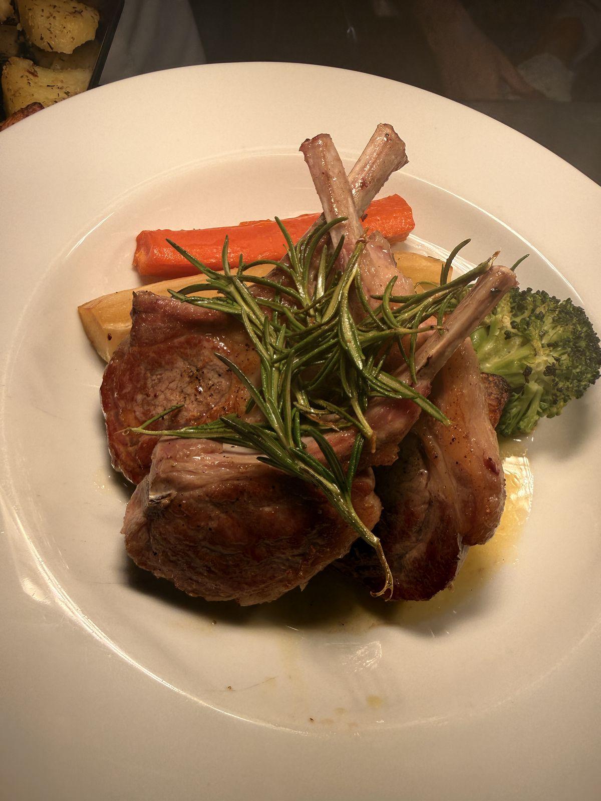 Lamb cutlets with rosemary, carrots and broccoli